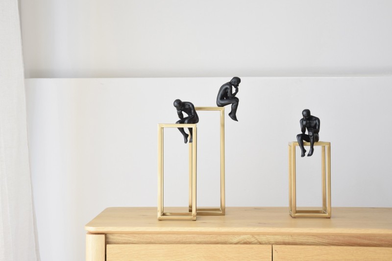 THINKERS COLLECTION: SCULPTURE ON METAL BASE GOLD | VP Interiorismo